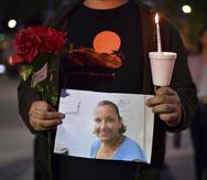 Una persona muestra una foto de Melinda Davis, de 57 años, una de las víctimas del tiroteo en Sacramento.
