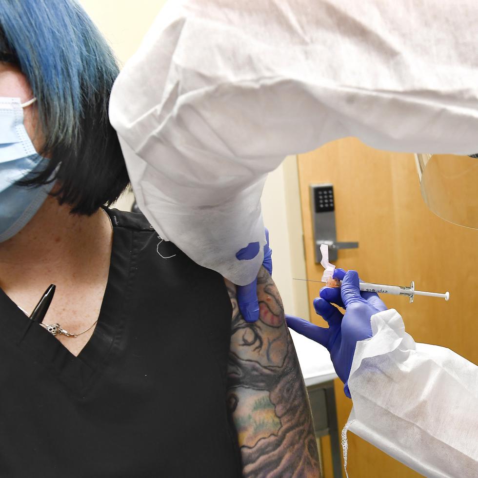 Una enfermera administra la vacuna desarrollada por la empresa Moderna a una voluntaria de los ensayos clínicos en Nueva York.