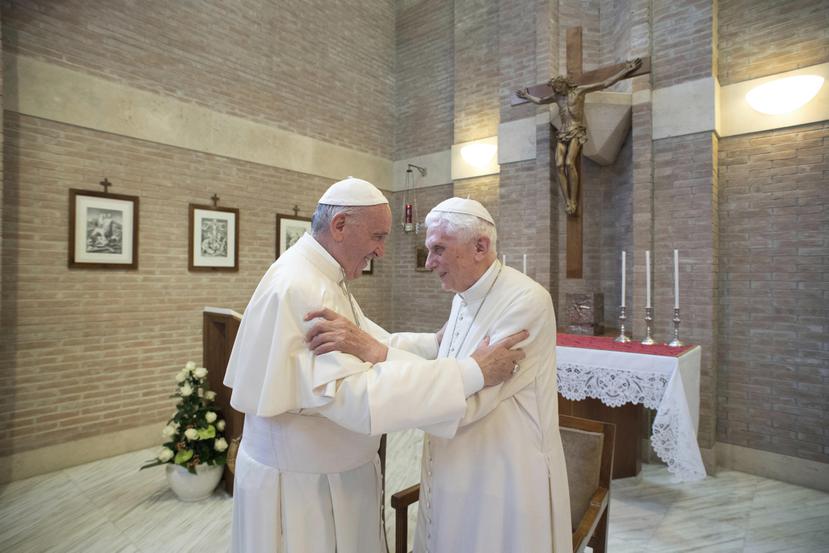 El papa Francisco (izquierda) y el papa emérito Benedicto XVI (derecha).