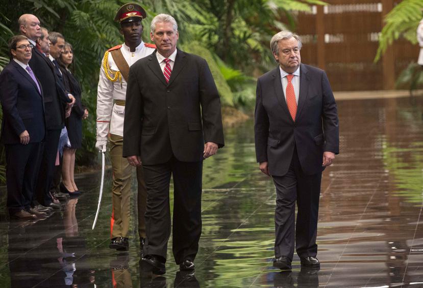 El secretario general de la Organización de Naciones Unidas (ONU), António Guterres (der.), llegó el lunes a Cuba y se reunió con el presidente cubano Miguel Díaz-Canel (izq.). (AP / Desmond Boylan)