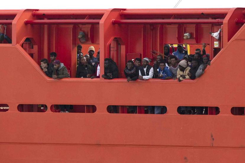 Unos migrantes esperan para desembarcar en la localidad de Pozzallo, Italia, el domingo 3 de noviembre de 2019. (Francesco Ruta/ANSA vía AP)