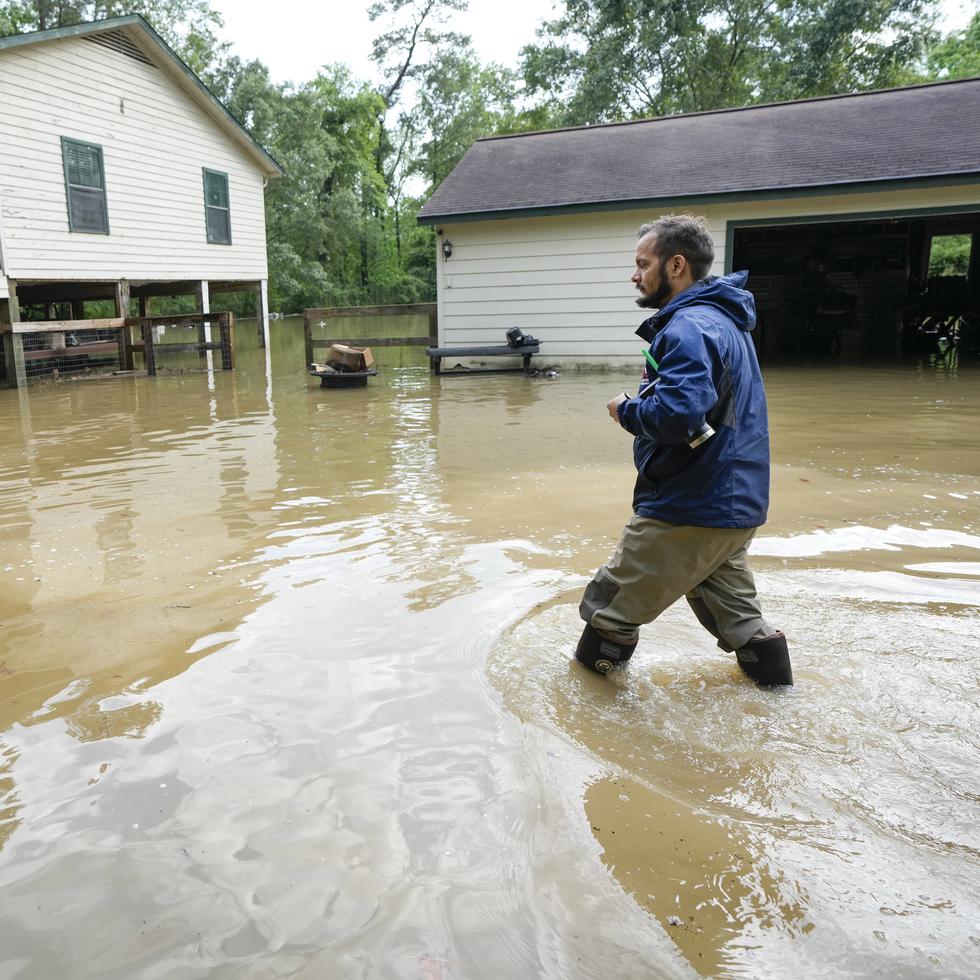 Las inundaciones sumergieron parcialmente vehículos y carreteras esta semana en partes del sureste de Texas, al norte de Houston, donde las aguas altas alcanzaron los techos de algunas casas.