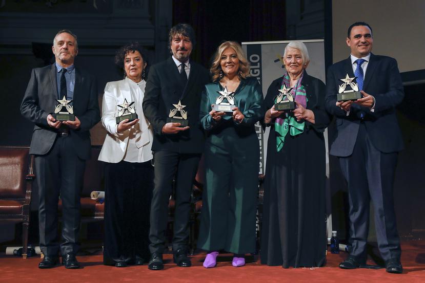 La cantante del grupo Mocedades, Izaskun Uranga, junto al resto de los integrantes del grupo, posan con el premio Estrella del Siglo que el Instituto Latino de la Música concede al grupo en reconocimiento de la amplia trayectoria en la música hispanoamericana.