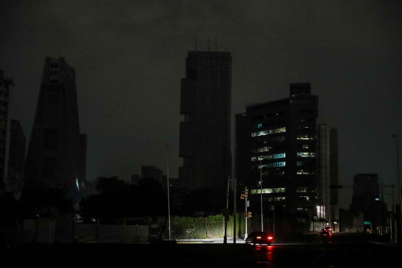 Fotografía de la sede del Sebin (d), parcialmente con energía, junto a dos edificios afectados en Caracas. (EFE)