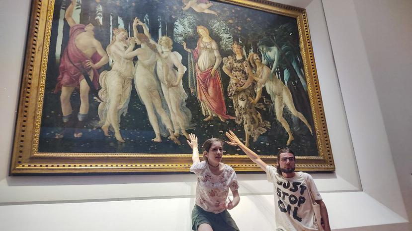 Dos activistas de la organización ambiental Ultima Generazione (Ultima Generación) que afirmaron estar pegados al vidrio que protege la obra maestra del renacentista italiano Sandro Botticelli “La primavera” en la Galería Uffizi de Florencia, en Italia.