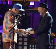 René Pérez, a la izquierda, le entrega a Rubén Blades el premio a la Persona del Año durante la ceremonia de los Latin Grammy el jueves 18 de noviembre de 2021 en el MGM Grand Garden Arena en Las Vegas. (AP Foto/Chris Pizzello)