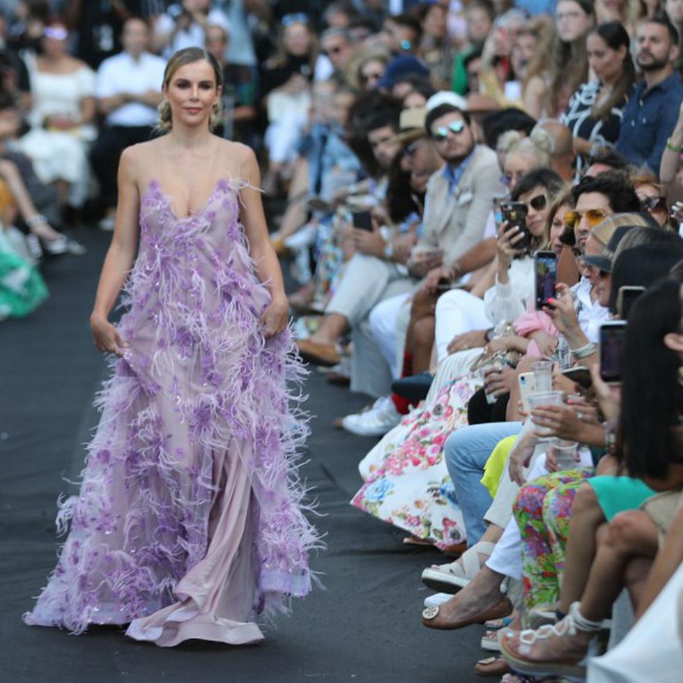 López lució un vestido lila largo “strapless” con detalles en plumas y pedrería. (Juan Luis Martínez Pérez)