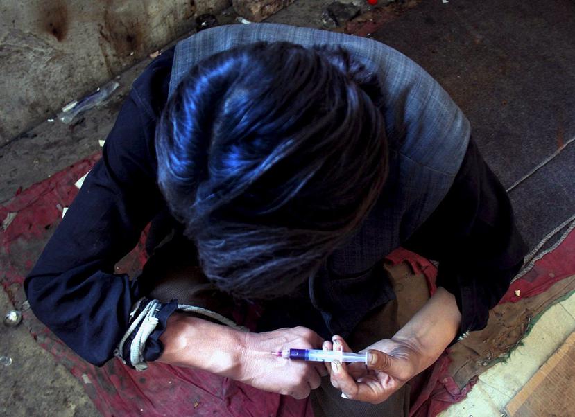 Un drogadicto mientras se inyecta heroína. (EFE)