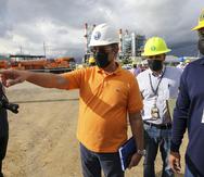 El nuevo director ejecutivo de la AEE, Josué Colón (centro) realizó varias inspecciones de las centrales generatrices de Puerto Rico.