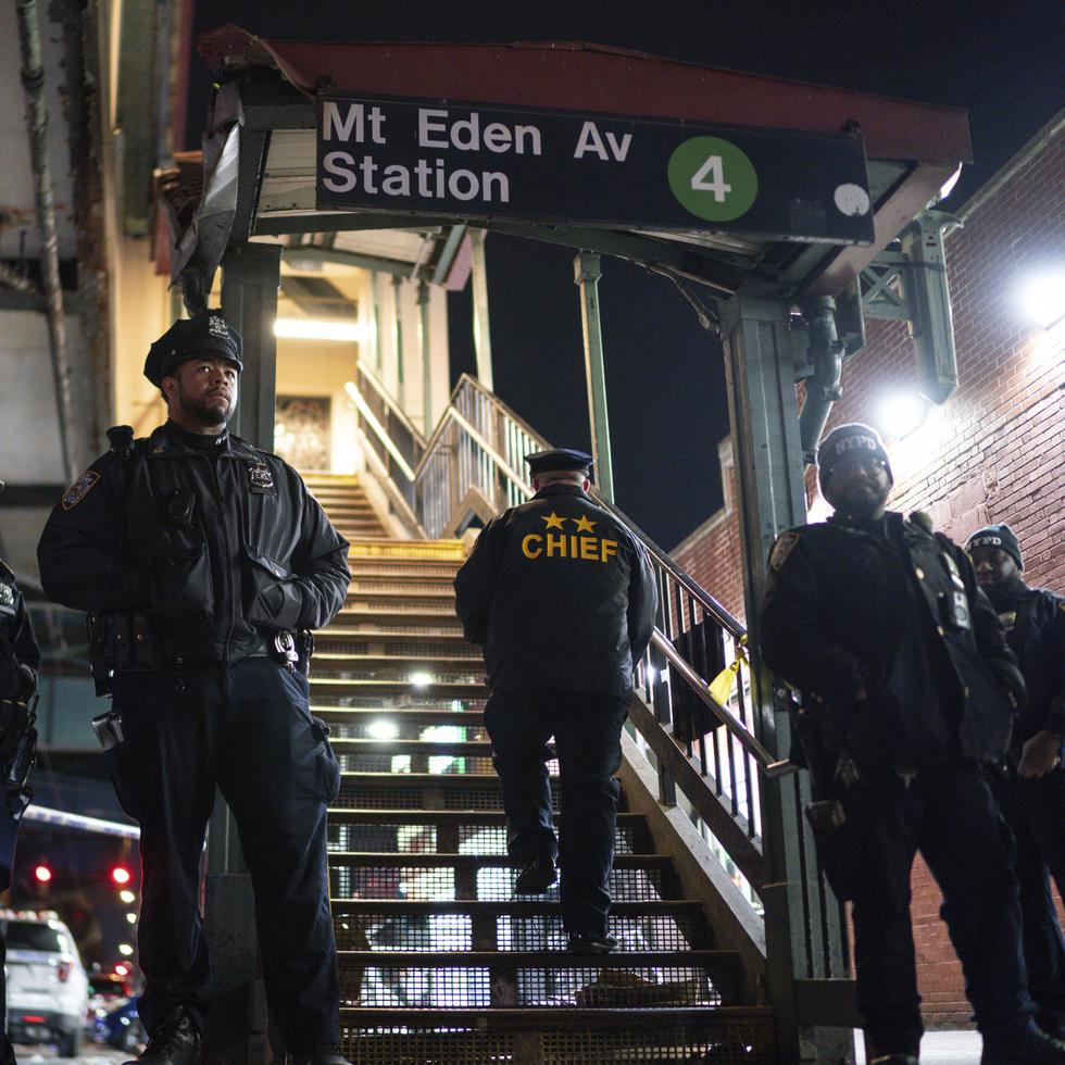 Agentes de la policía de la ciudad de Nueva York vigilan tras una balacera en la estación Mount Eden del metro, el lunes, en el distrito del Bronx, en Nueva York.