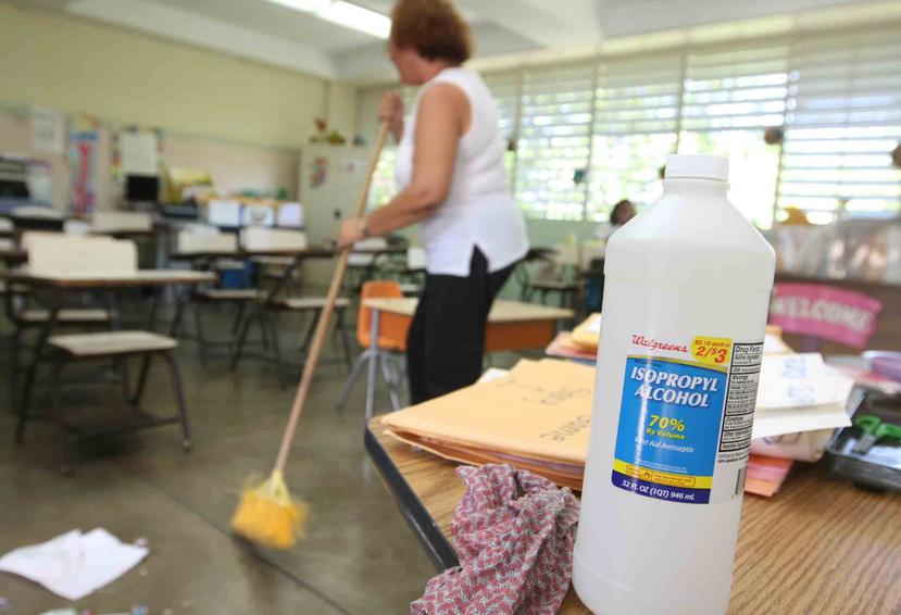 Mediante carta circular, Educación instó a limpiar y desinfectar a diario las superficies y objetos en las escuelas. (GFR Media)