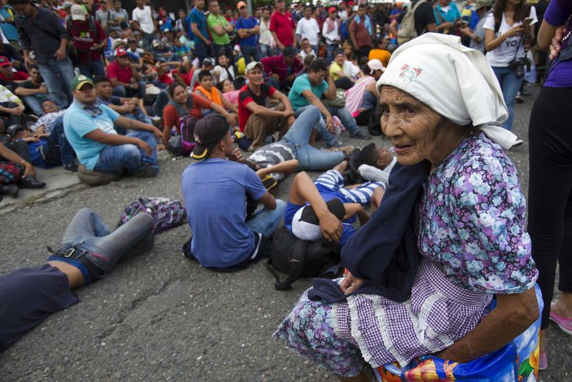 El gobierno de México informó que ya comenzó a recibir y atender las primeras peticiones de refugio de miembros de la caravana migrante hondureña. (AP)