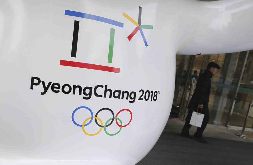 En esta fotografía de archivo del 4 de enero de 2018, se observa en primer plano el emblema de los Juegos Olímpicos de Invierno de PyeongChang 2018 en el centro de Seúl, Corea del Sur. (AP / Lee Jin-man)