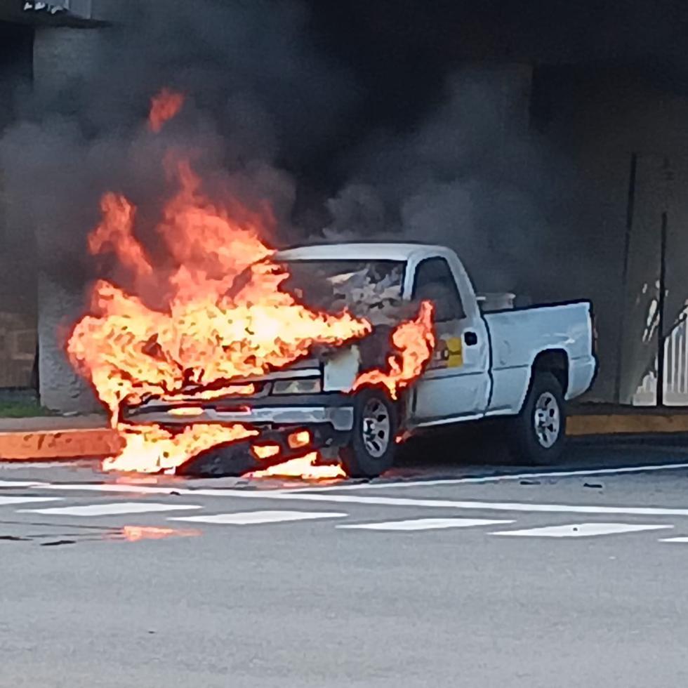 Un auto se incendió a eso del mediodía en la avenida Tabonuco, en Guaynabo. 
