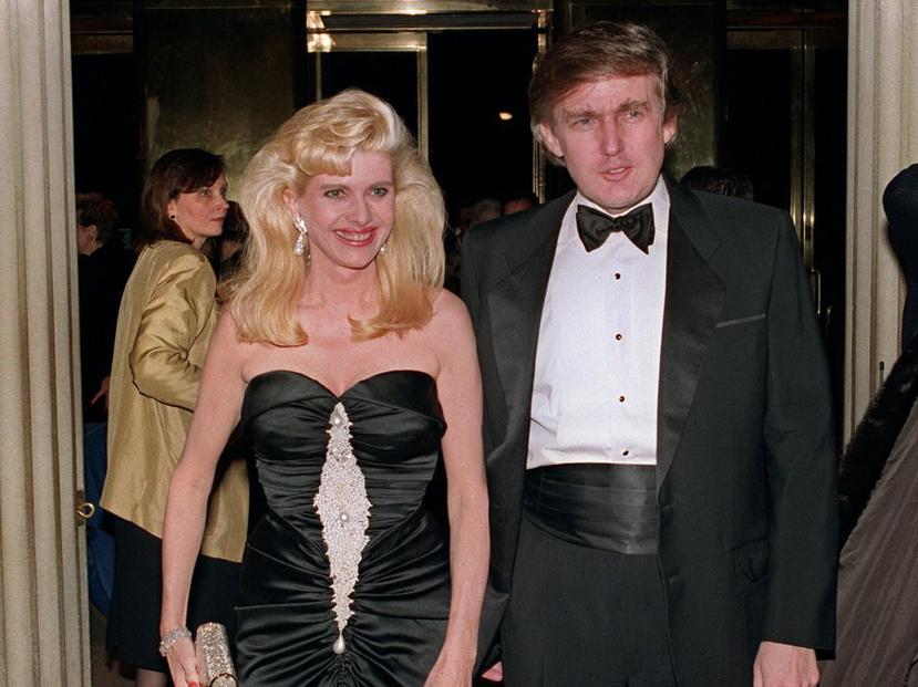En los años 90 trascendió la alegación de que Donald Trump agredió sexualmente a su exesposa Ivana Trump porque no le quedó bien una cirugía contra la calvicie. (AFP)