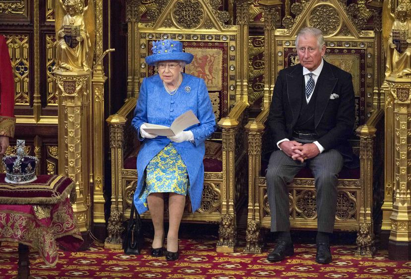 El Sunday Times indicó que la pasada semana se rumoró que la reina Isabel II (junto a su hijo Carlos en la foto) dijo a su círculo más íntimo que podría abandonar el trono si continuase reinando en un plazo de cuatro años. (EFE)