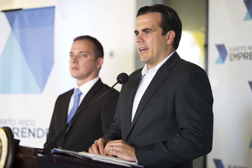 En la foto, el gobernador Ricardo Rosselló junto a Ricardo Llerandi, subsecretario del DTRH. (GFR Media)