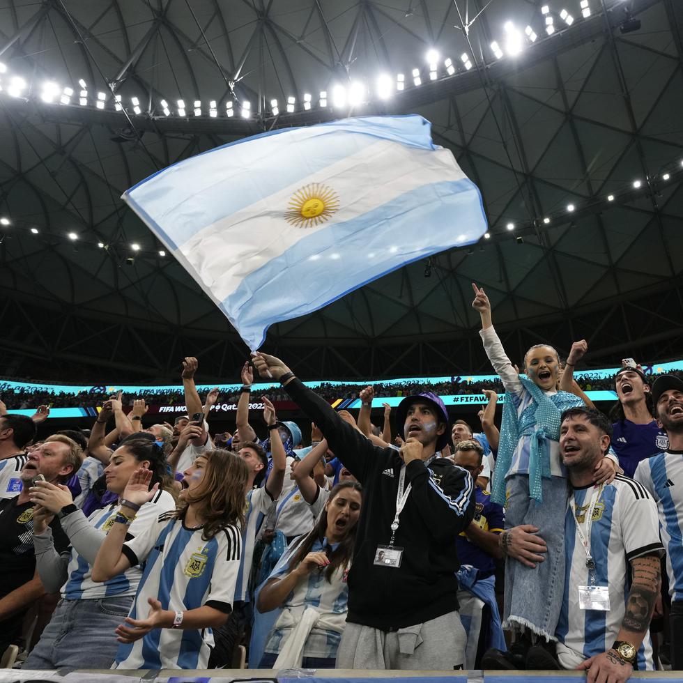 Hinchas argentinos durante el partido semifinal entre Argentina y Croacia.
