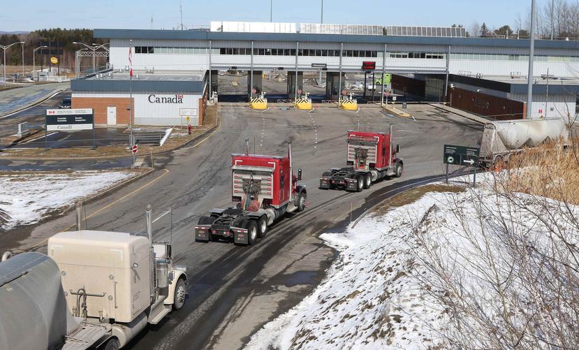 Camiones se alinean en la frontera entre Canadá y Estados Unidos. (EFE)