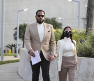 Foto de archivo en la que el productor Raphy Pina, junto a su pareja, Natti Natasha, sale del tribunal federal.