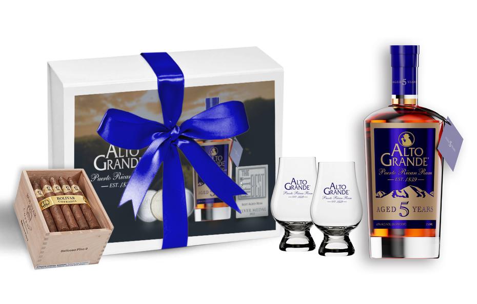 El Ron Alto Grande Package incluye botella de ron, chocolates, cigarro y dos copas Glencairn de cristal de la marca.