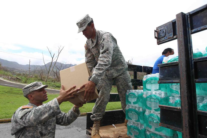 Soldados de la Reserva del Ejército entregaron ayer cargamento de comida en el coliseo Llul Pérez de Adjuntas.
