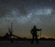 En esta foto de archivo, Dave Cooke observa la Vía Láctea en Ontario, Canadá, el domingo 21 de marzo de 2021. (Fred Thornhill/The Canadian Press vía AP)