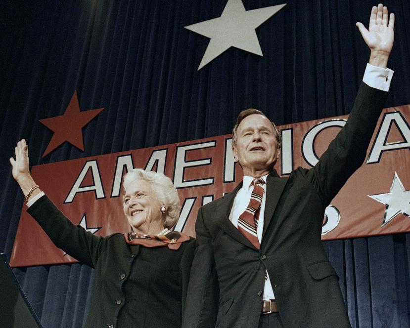 Presidente electo George H.W. Bush, a la derecha, y su esposa Barbara Bush, saludan a la multitud en un mitin de celebración de la victoria, el martes 8 de noviembre de 1988, Houston, Texas (AP/J. Scott Applewhite)