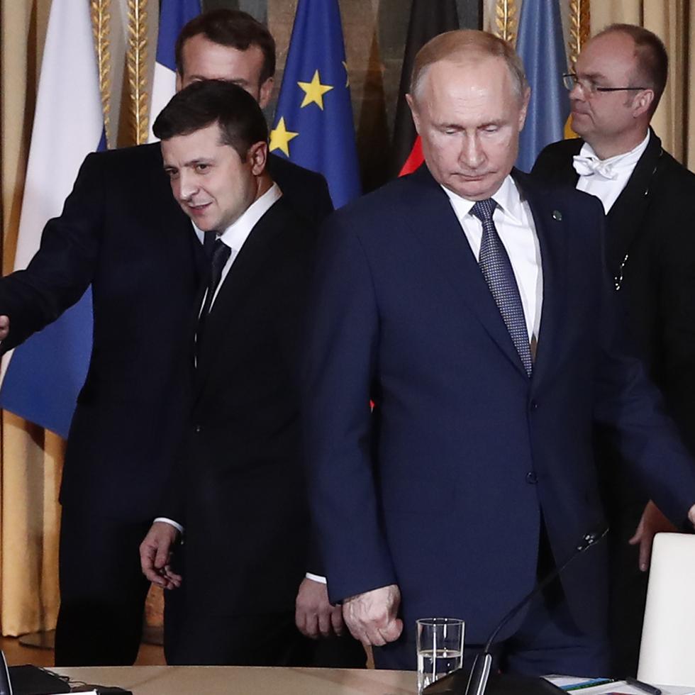 El presidente ucraniano Volodymyr Zelensky, izquierda, y su homólogo ruso Vladimir Putin, hoy en conflicto, durante una reunión en París, el 9 de diciembre de 2019.