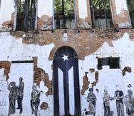 La monoestrellada en blanco y negro en la Calle San José rodeada de grabados que ilustran a los grandes artistas plásticos de Puerto Rico.