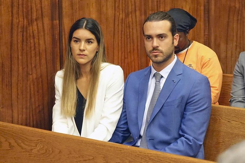 Pablo Lyle podría ser sentenciado a entre 10 y 15 años de prisión. En la foto aparece junto a su esposa Ana Araujo en la corte.  (AP)