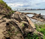 Los restos de una embarcación antigua yacen en una de las márgenes del río Mississippi.