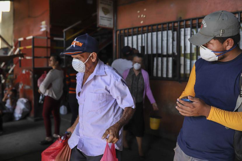 Dos personas en Managua utilizan mascarillas para protegerse del virus que ha afectado a seis personas en este país. (AP)