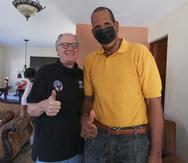El dirigente Brad Greenberg junto a Ramón Ramos en la casa del exjugador en Loíza. Hace tres décadas que no se veían.