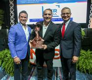 Pedro Zorrilla, CEO de GFR Media, al centro, recibe el galardón, junto al presidente de MIDA, Ferdysac Márquez (izq.) y el vicepresidente ejecutivo, Manuel Reyes.