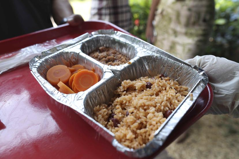 Hace una semana y media, el Departamento de Educación indicó que abriría 200 comedores escolares adicionales para proveer almuerzos calientes.