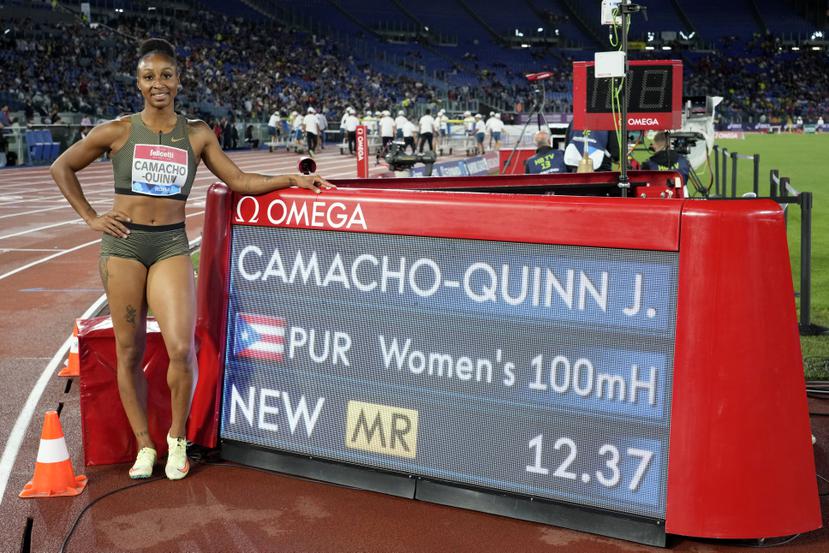Jasmine Camacho-Quinn posa junto a la pizarra que certifica su tiempo en los 100 metros con vallas del Golden Gala de Roma, de paso el mejor récord del año en el mundo y el mismo que corrió en la final de Tokio 2020 para colgarse el oro.