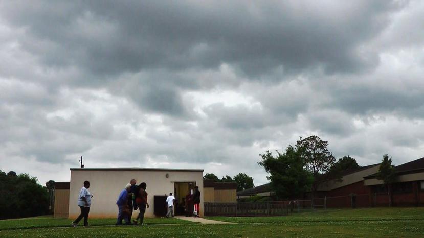 En esta foto de archivo, personas buscan refugio Tuscaloosa, Alabama, ante la advertencia de un tornado. (AP)