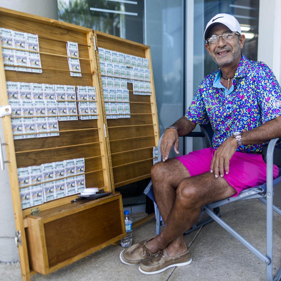 Emilio Rodriguez es contable y ha sido billetero de la loteria electronica por mas de 30 años.