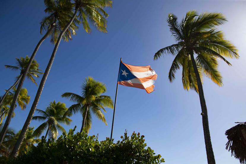 Una vista de la bandera de Puerto Rico que está erguida en el  hotel Copamarina, cerca de la carretera PR-333, en Guánica, que está seriamente afectada.