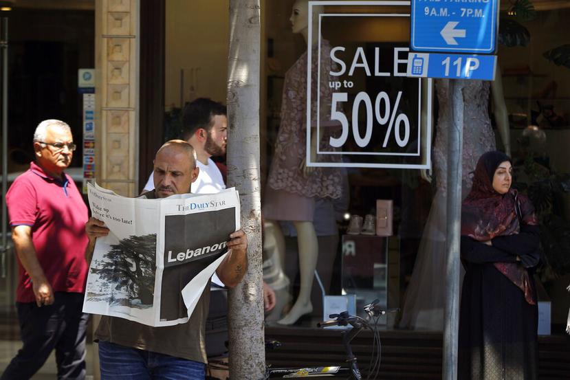 Un hombre lee una copia del periódico libanés The Daily Star, en Beirtut. (AP / Bilal Hussein)