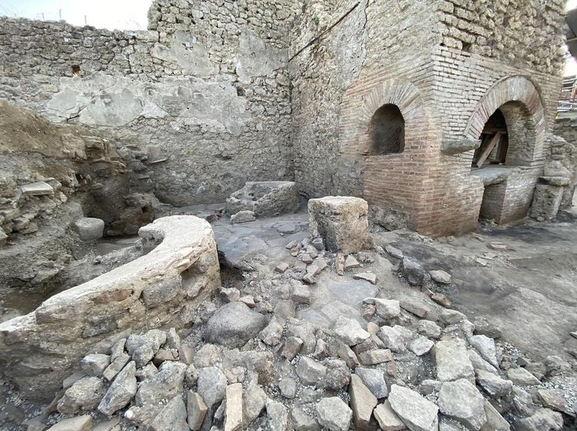 Restos de un "molino-prisión" donde esclavos y animales eran obligados a moler el grano durante jornadas "masacrantes" y que ha sido descubierto en el yacimiento arqueológico de Pompeya, la ciudad romana arrasada por la erupción del volcán Vesubio en el año 79 d.C.