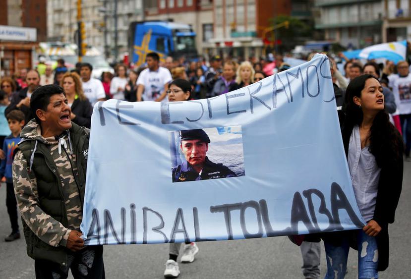 Familiares de los submarinistas del ARA San Juan se manifiestan en Mar del Plata, Argentina (AP).