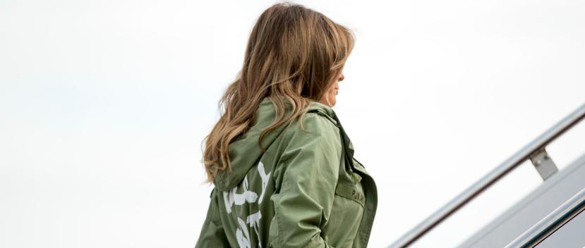 La chaqueta verde militar con capucha tenía las palabras en inglés escritas en la espalda con estilo de graffiti. (AP)