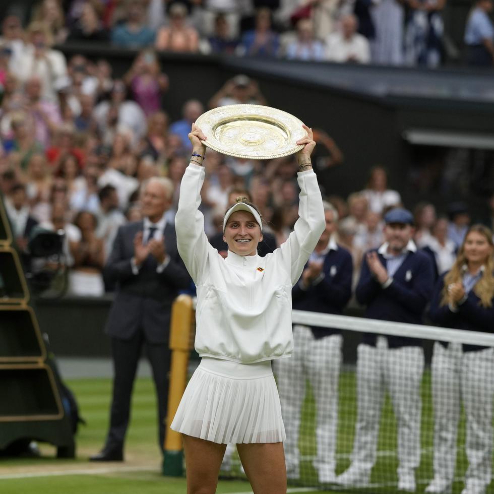 Markéta Vondrousová, quien llegó a Wimbledon como la número 42 en el ranking, levanta el trofeo luego de ganar la final.