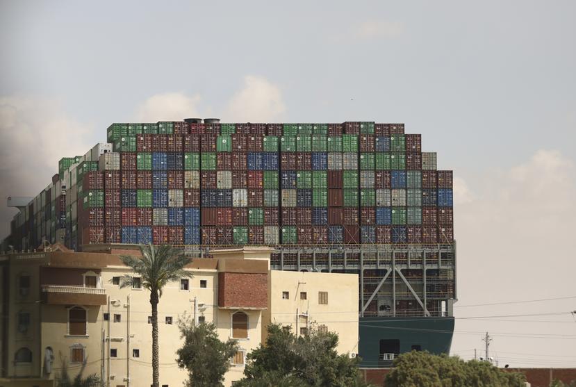 Ever Given, un carguero con bandera de Panamá que está atrapado a través del Canal de Suez en Egipto.