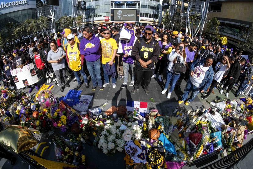 Cientos de fanáticos expresan sus respetos al fenecido Kobe Bryant en las afueras del Staple Center, lugar donde estaba programado el martes el choque entre Clippers y Lakers, pero que fue suspendido.(AP)