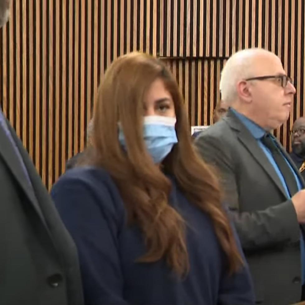 Kristel Candelario, la madre de 31 años acusada de la muerte de su hija de 16 meses en Cleveland, Ohio, ante un juez del tribunal del condado de Cuyahoga.