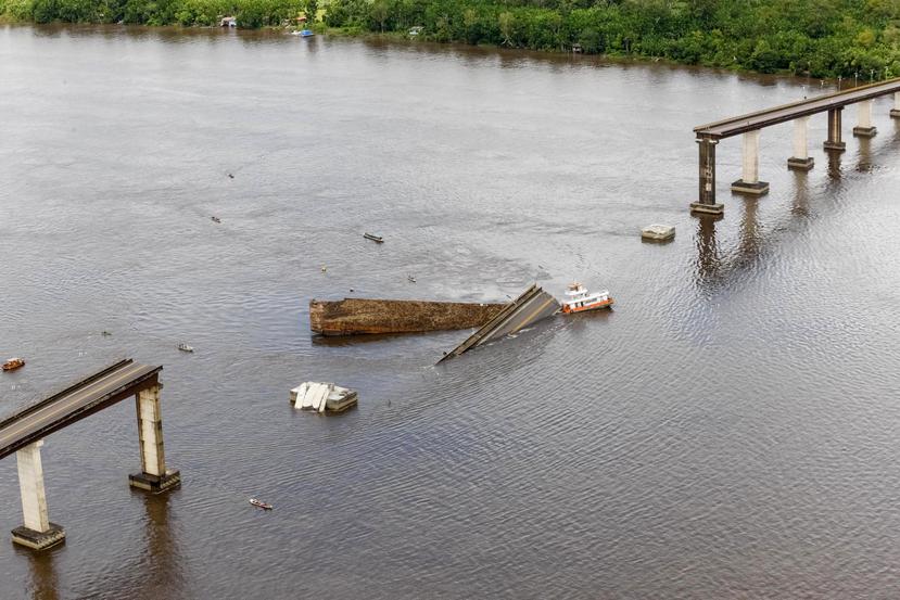 La calzada central de un puente se encuentra en el Río Moju, luego que un transbordador chocara con una columna de la estructura. (AP/Fernando Araujo)
