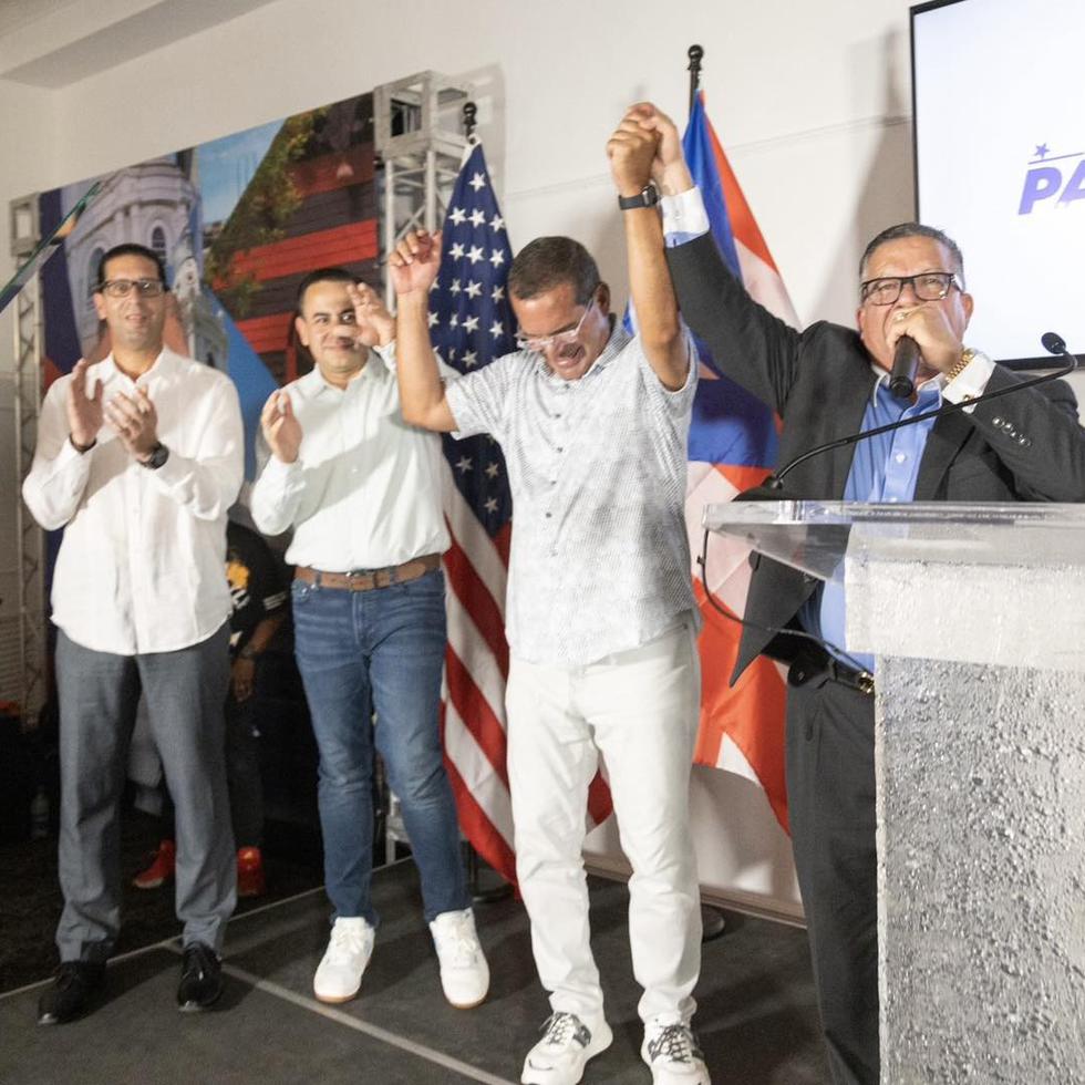 El gobernador Pedro Pierluisi (de blanco) y el candidato a alcalde de Ponce del PNP, Pablo Colón (extrema derecha), durante la presentación del programa de gobierno del aspirante ponceño.